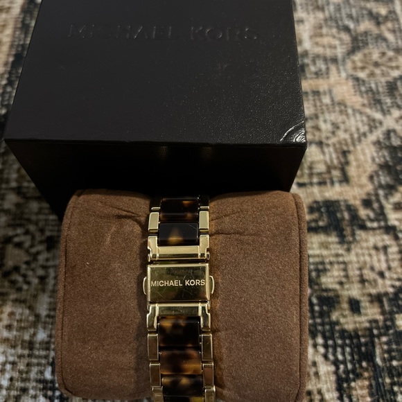 Michael Kors Parker Tortoise Watch - Picture 5 of 6
